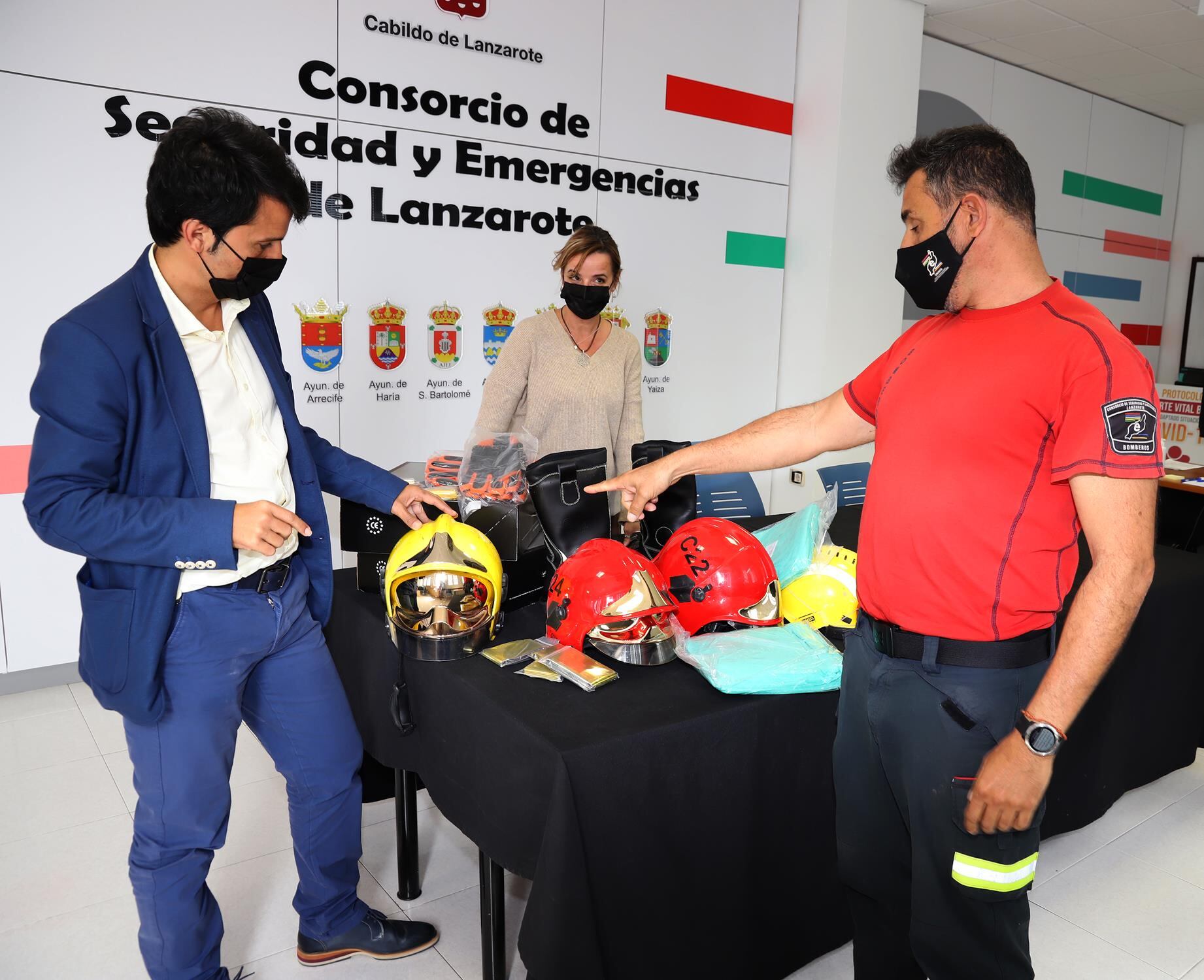 Marcos Bergaz, consejero de Seguridad y Emergencias junto a uno de los bomberos y parte del material que se envía.