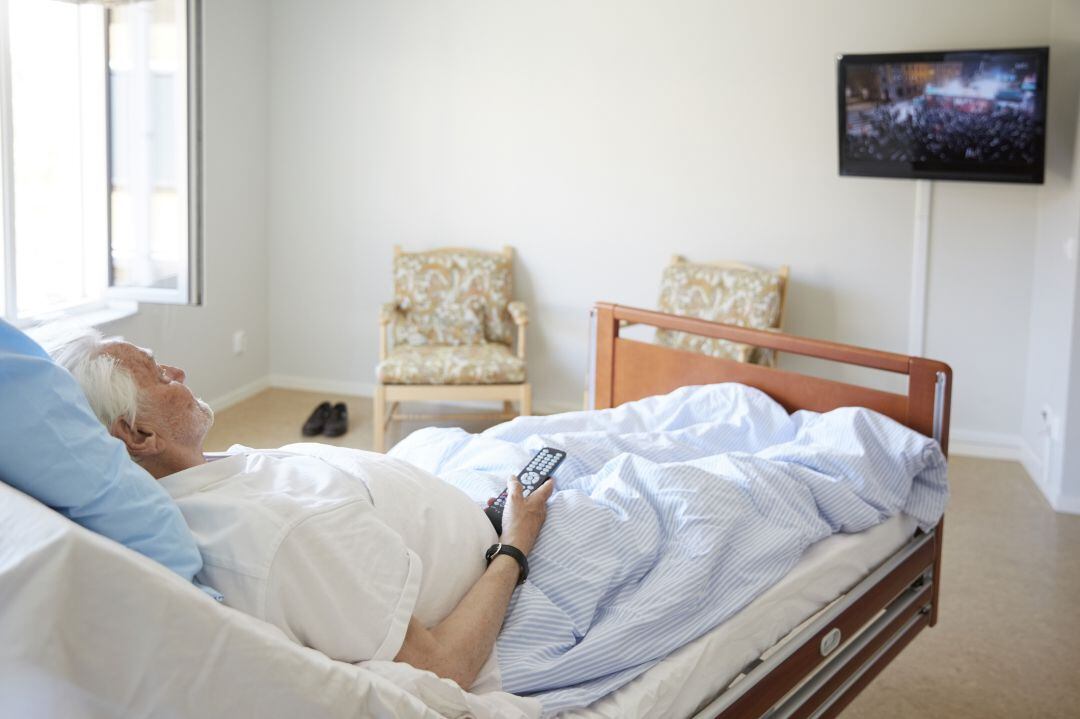 Un paciente ingresado en un hospital ve la televisión