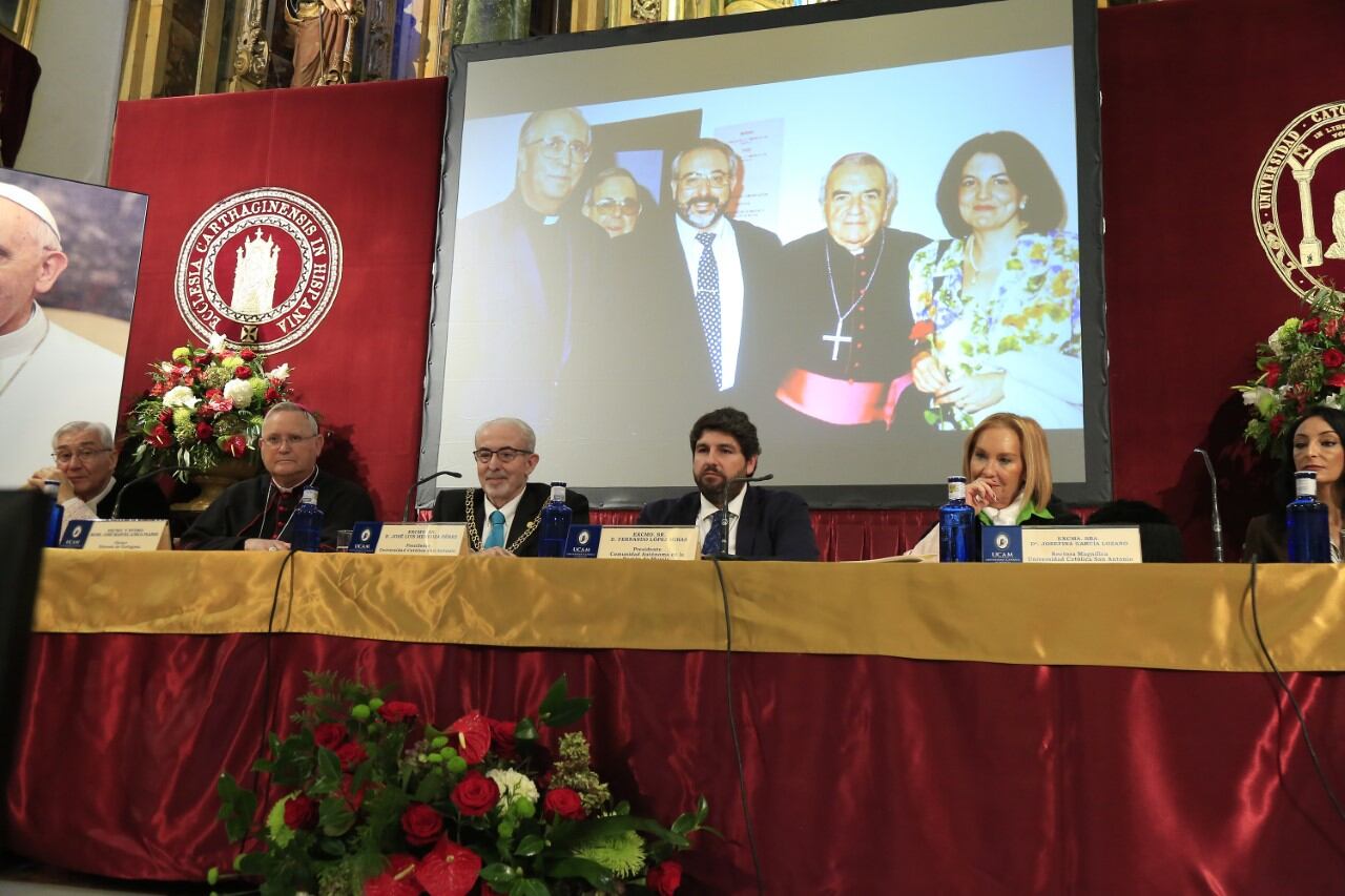 Durante la jornada se ha proyectado un vídeo en el que se ha recordado el primer Acto de Apertura de Curso Académico en la UCAM celebrado hace 25 años