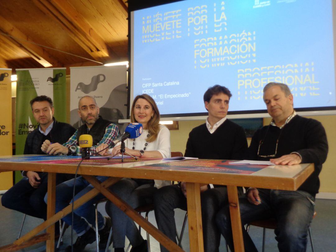 La concejal y los directores de los centros de enseñanza que participan durante la presentación del evento