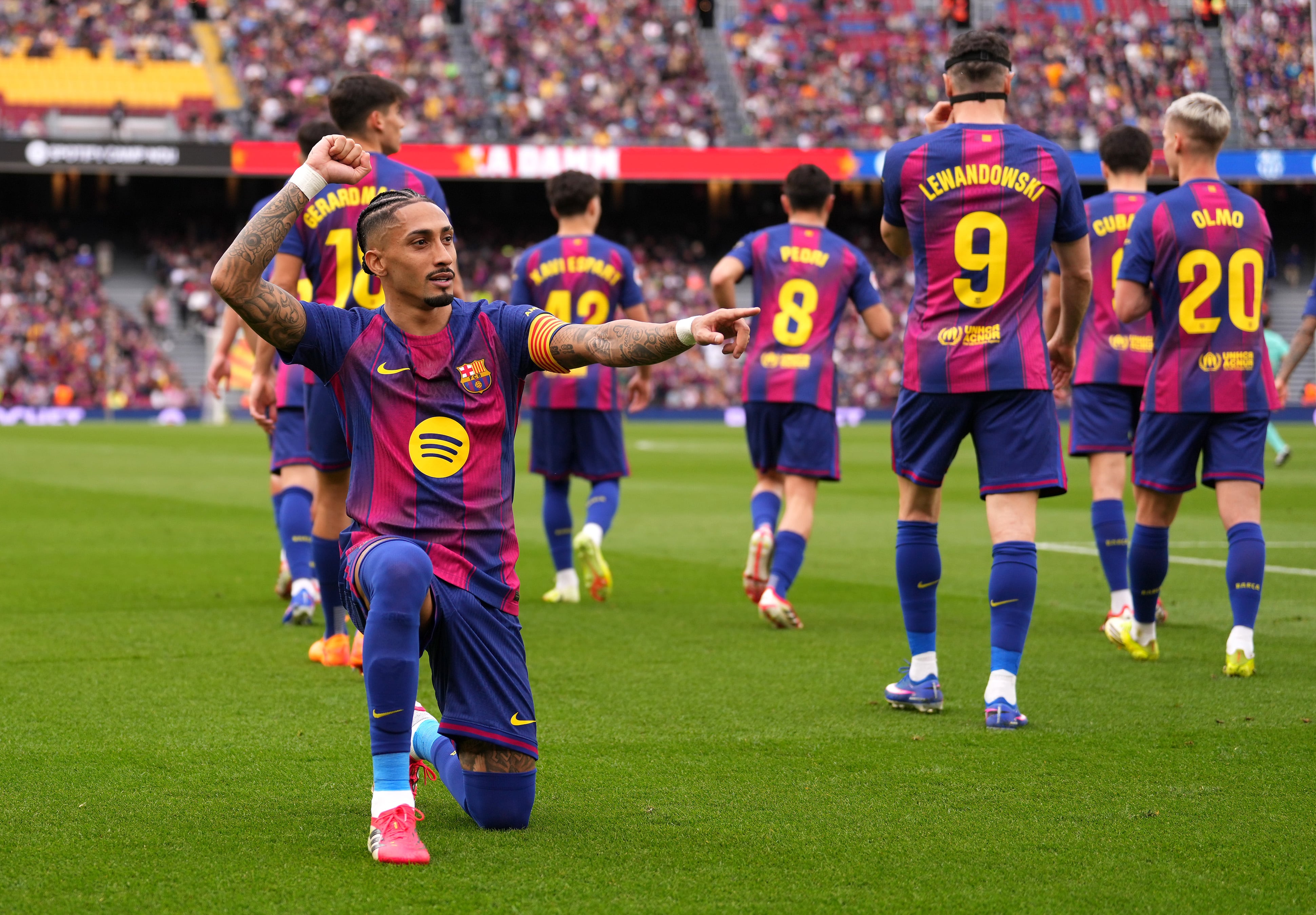 Raphinha celebra un gol con el FC Barcelona frente al Sevilla en el Camp Nou