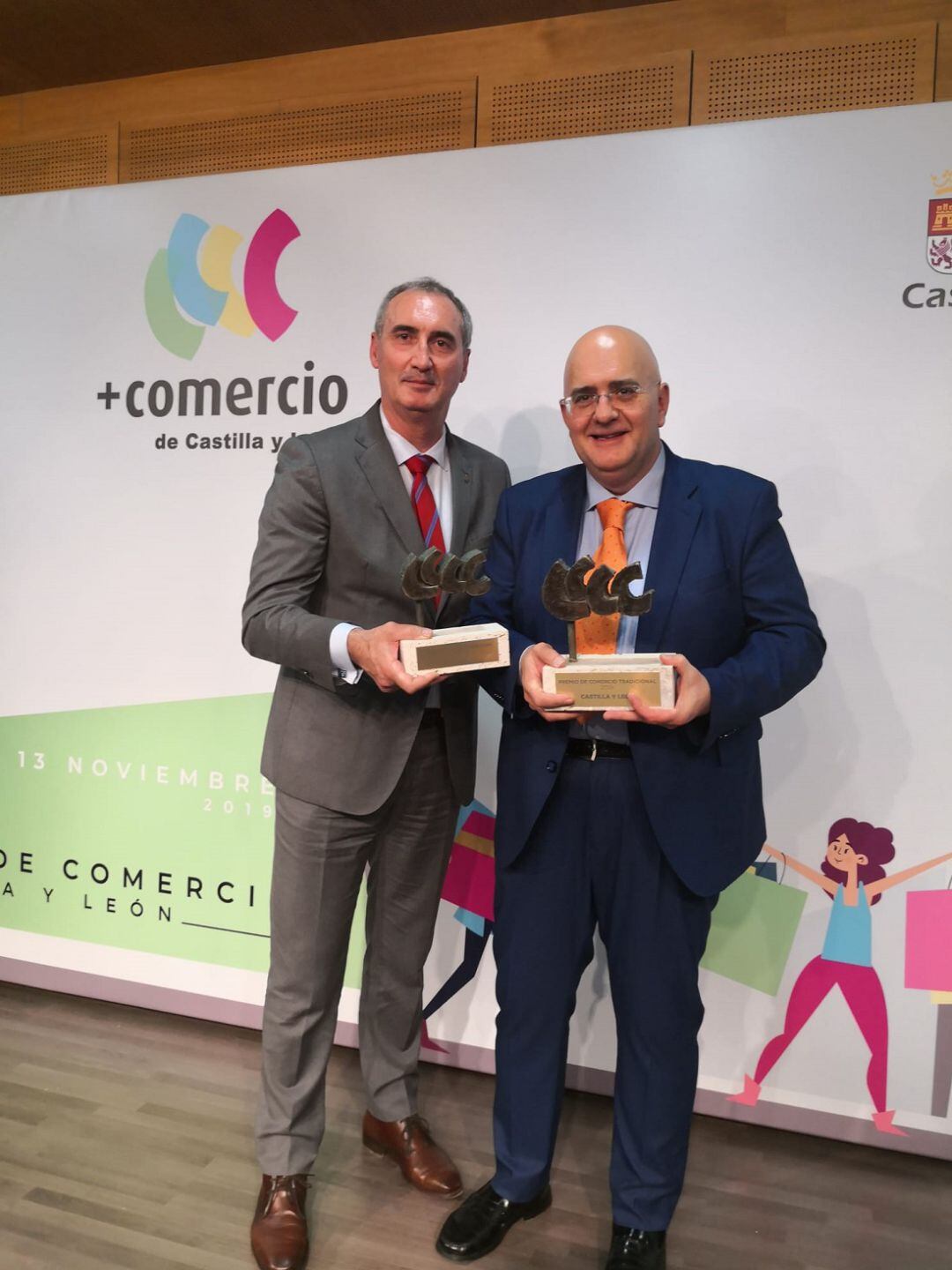 Guillermo Herrero, propietario de la librería Cervantes junto al delegado de la Junta, José Mazarías con sus premios local y autonómico al comercio tradicional