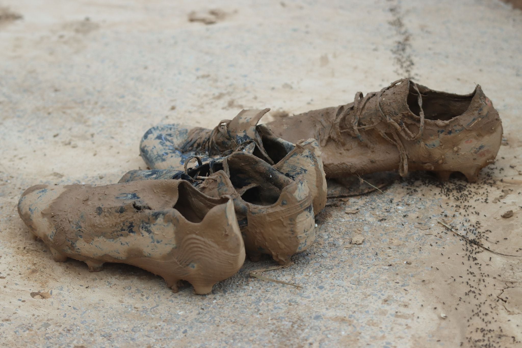 Unas botas de fútbol llenas de lodo en el estadio El Palleter, campo de la FFCV donde juega el Paiporta CF