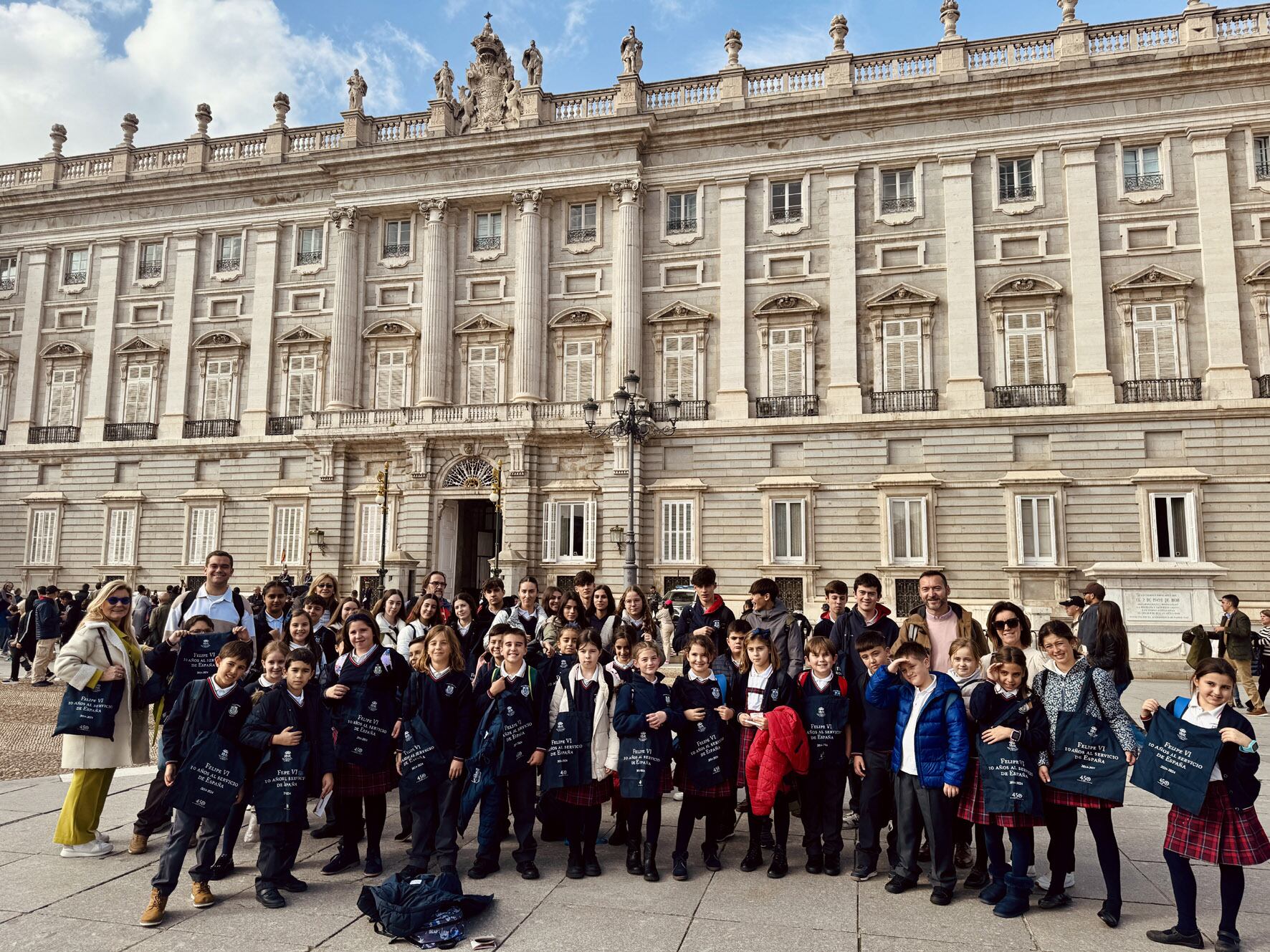 Alumnos de Ronda ante el Palacio Real de Madrid