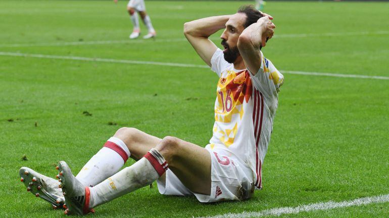 Juanfran se lamenta durante el partido ante Italia