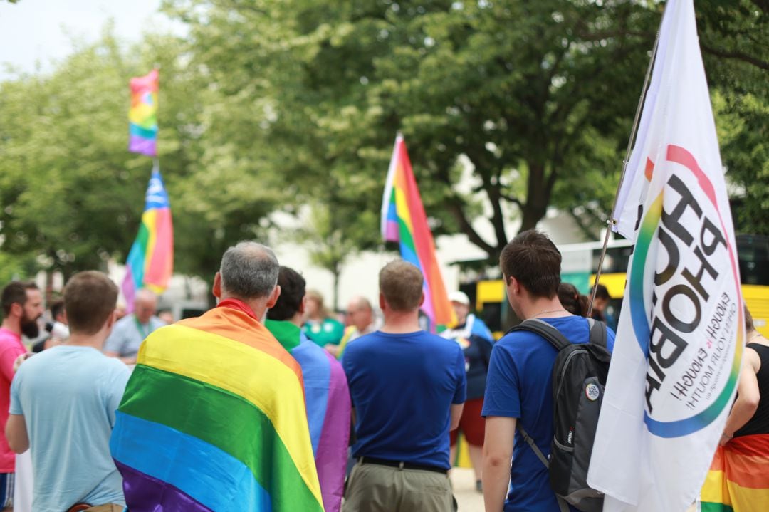 Manifestantes rusos asiste a una reunión para recordar la situación actual del LGBT