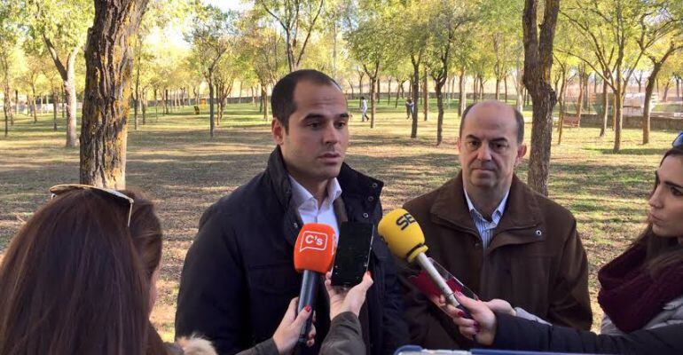 Ignacio Aguado, portavoz C´s Asamblea de Madrid y Jaime Bedia, portavoz C´s Colmenar Viejo en una visita a la localidad