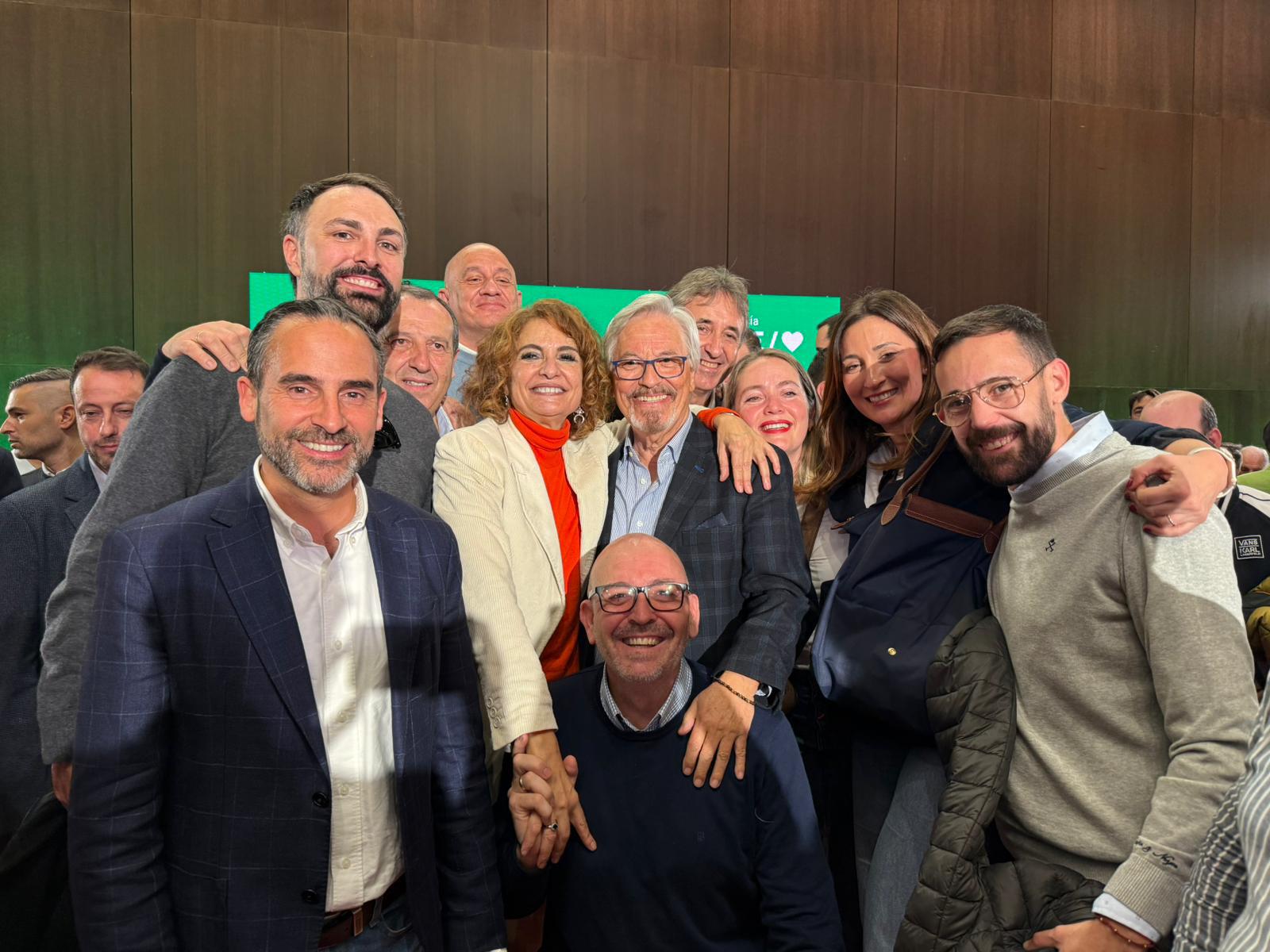 El secretario provincial del PSOE de Málaga, Dani Pérez, (a la izquierda) en una foto este miércoles con la vicepresidenta del Gobierno, María Jesús Montero, y otros cargos del partido en la provincia (PSOE).