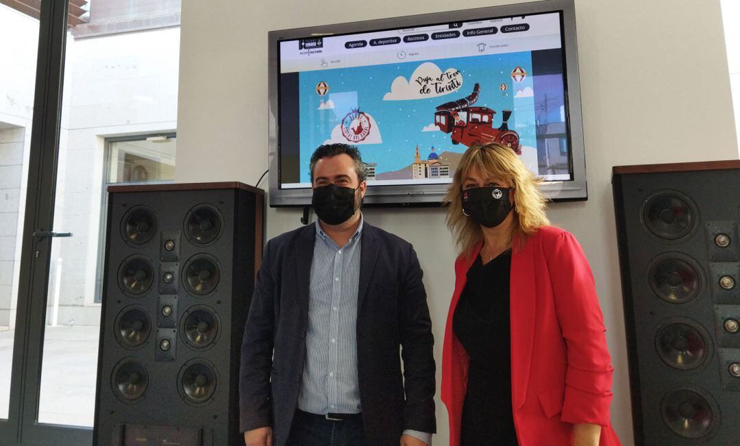 Raül Llopis, edil de Cultura, y Carol Ortiz, concejal de Fiestas, han presentado el tren de Tirisiti que recorrerá parte de la ciudad del 24 al 31 de diciembre.