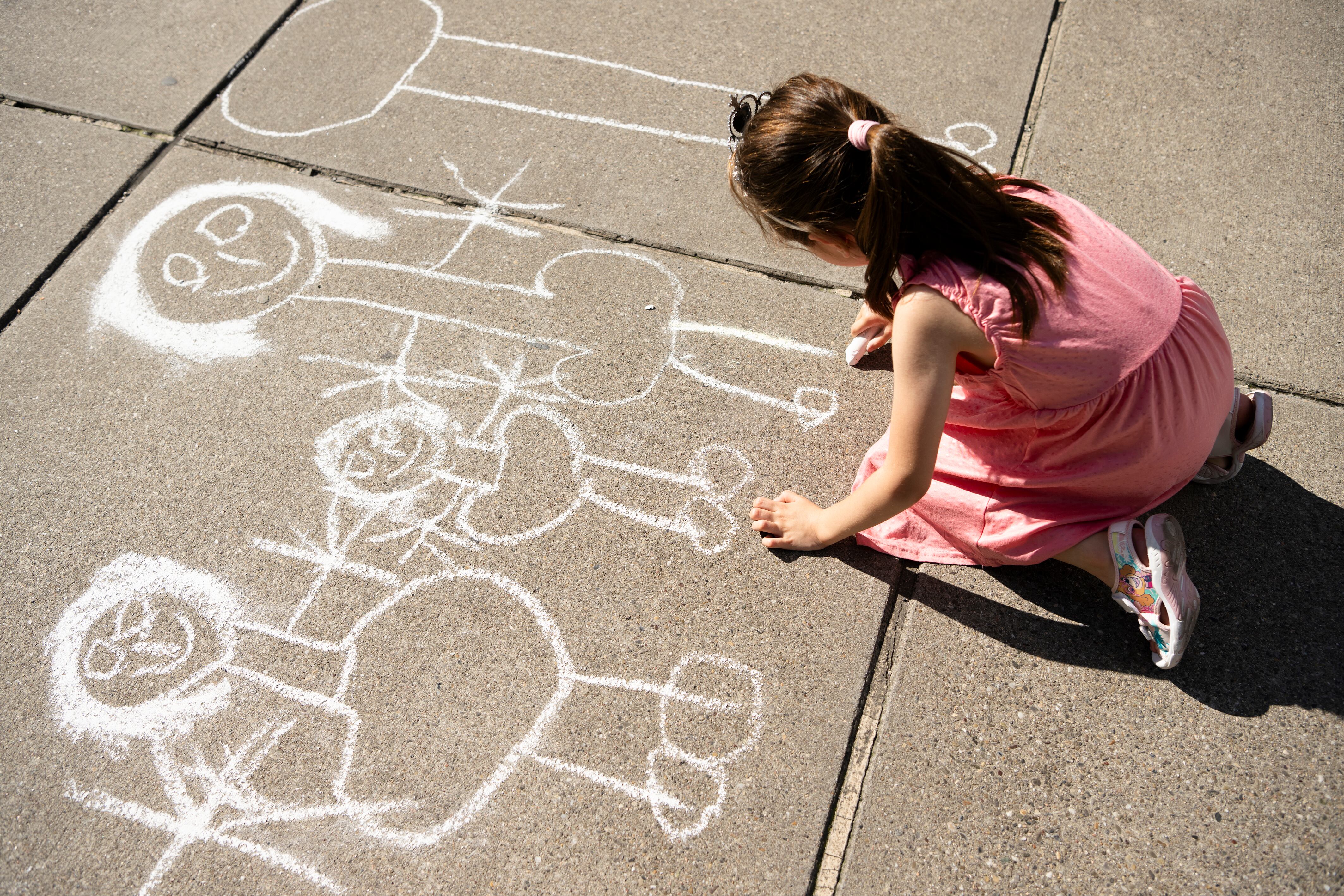 Una niña alemana pinta en una calle de Colonia