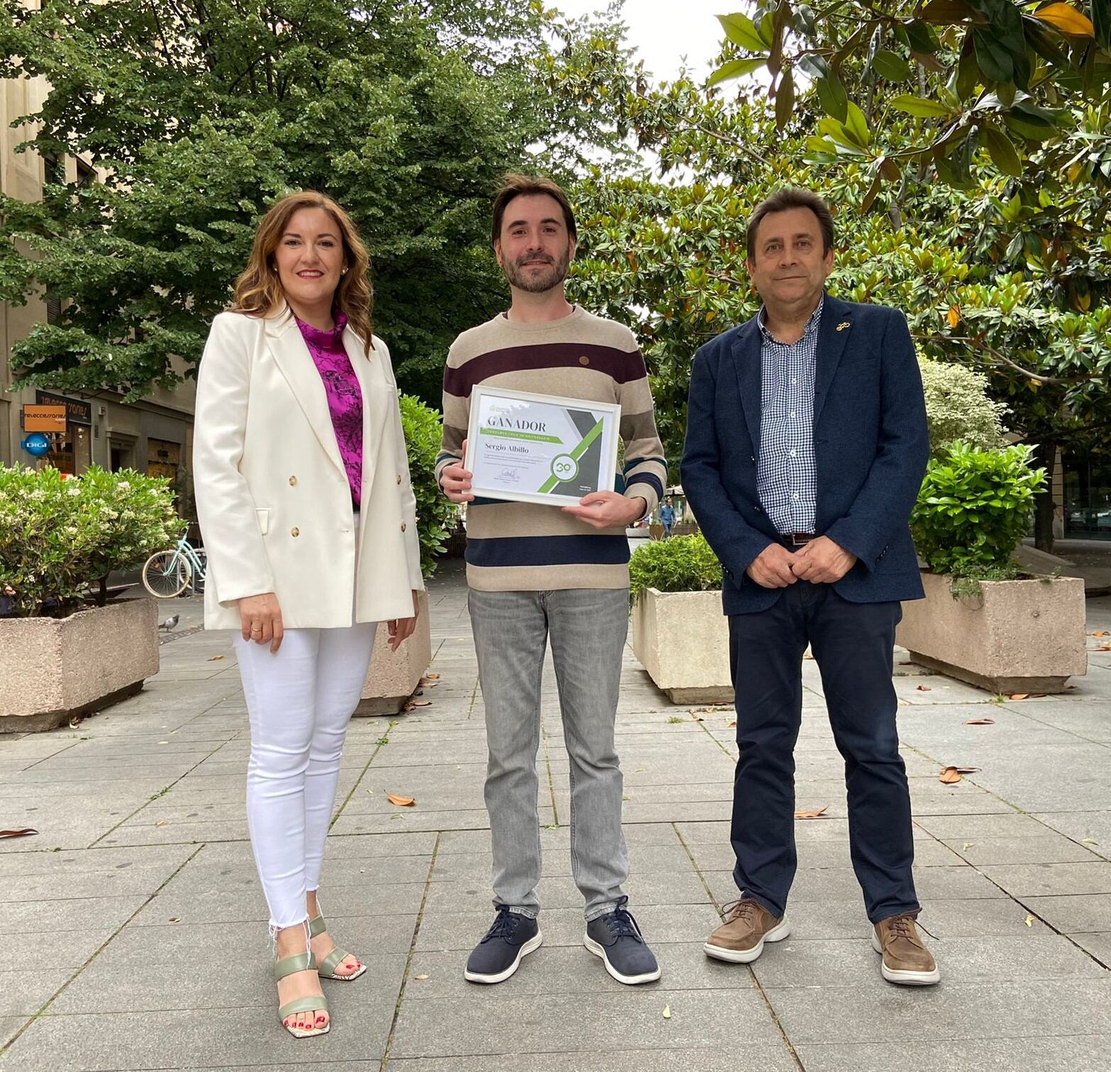 La Asociación Ensanche Área Comercial entrega elpremio al ganador del concurso del logotipo de su
30 aniversario