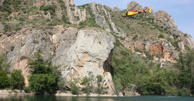Els Bombers fan un exercici de salvament al pantà de Camarasa per conscienciar dels riscos del bany en aigües interiors