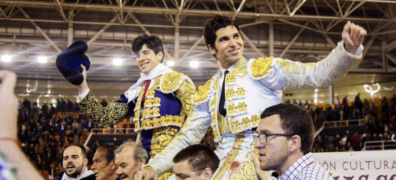 Los diestros Alberto López Simón (i) y Cayetano Rivera salen a hombros al término de la primera edición de la &quot;Corrida de Primavera&quot; de Illescas