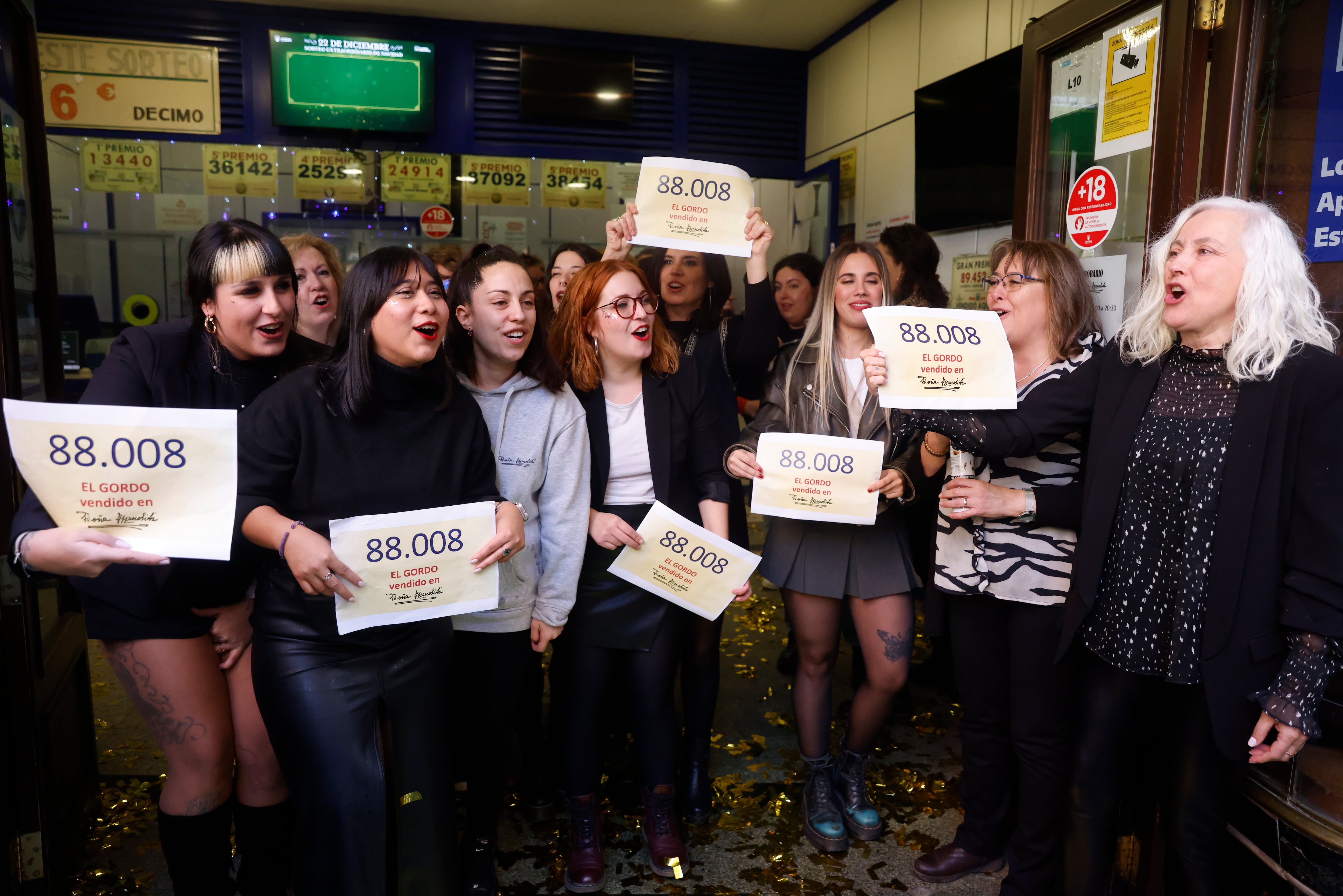 MADRID, 22/12/2023.- Varias personas celebran en la sucursal Doña Manolita de Madrid el Gordo del sorteo extraordinario de Navidad de la Lotería Nacional que ha recaído en el nº 88.008, este viernes. EFE/Aitor Martín
