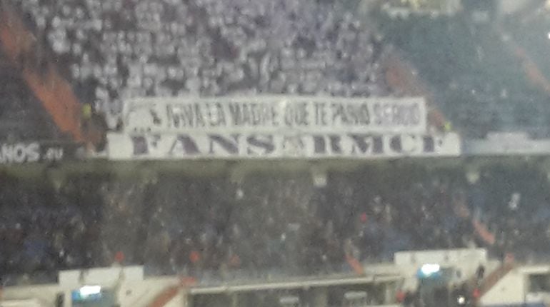 Pancarta de apoyo a Sergio Ramos en la grada del Bernabéu.