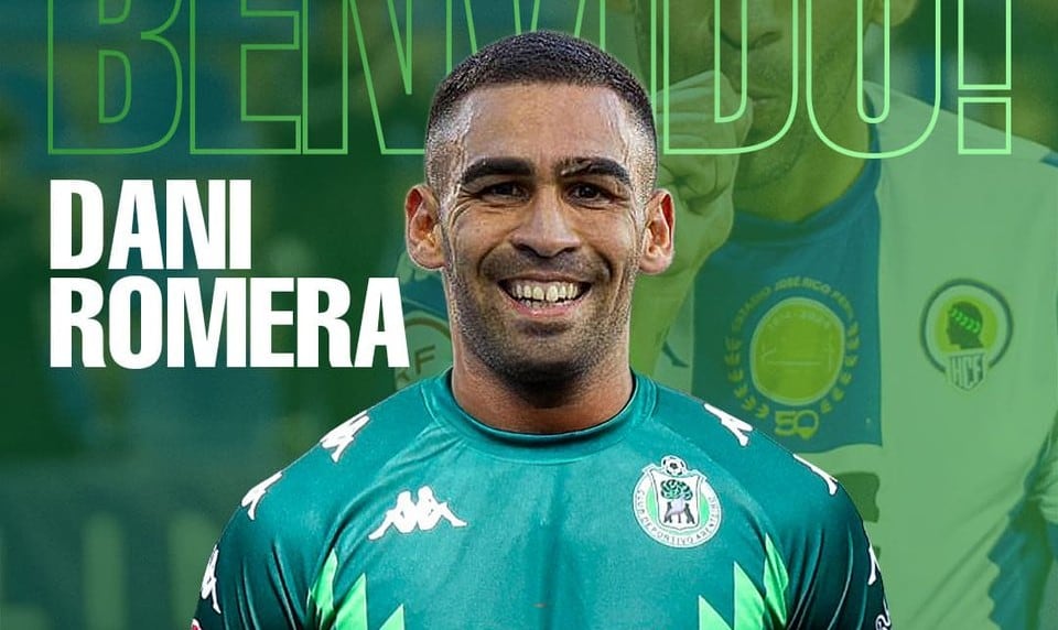 Dani Romera sigue con su carrera hacia el gol.