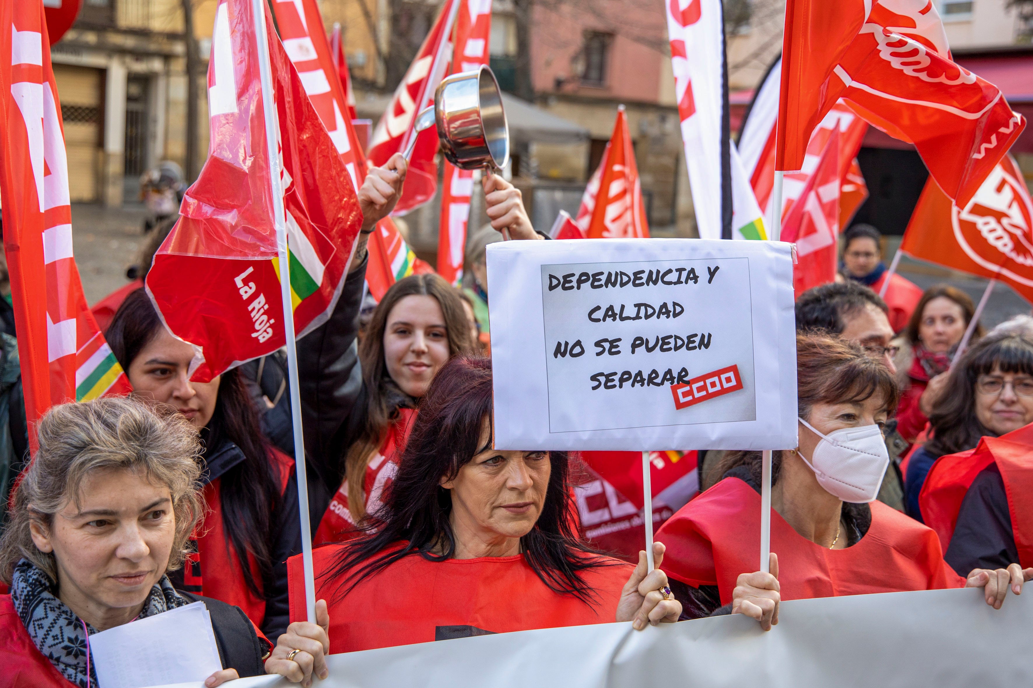 LOGROÑO 19/02/2024.- Cerca de un centenar de miembros de UGT y CCOO han participado este lunes en una concentración ante el Parlamento de La Rioja, antes del inicio de la sesión plenaria en la Cámara, y a los que han saludado diputados del PSOE e IU. UGT y CCOO han avanzado este lunes que pedirán la adopción de medidas cuatelares para que se suspenda la resolución de la Consejería de Salud y Políticas Sociales que exonera de penalidades a las residencias de mayores y centros de día que no cumplan con las ratios de personal establecidas. EFE/Raquel Manzanares
