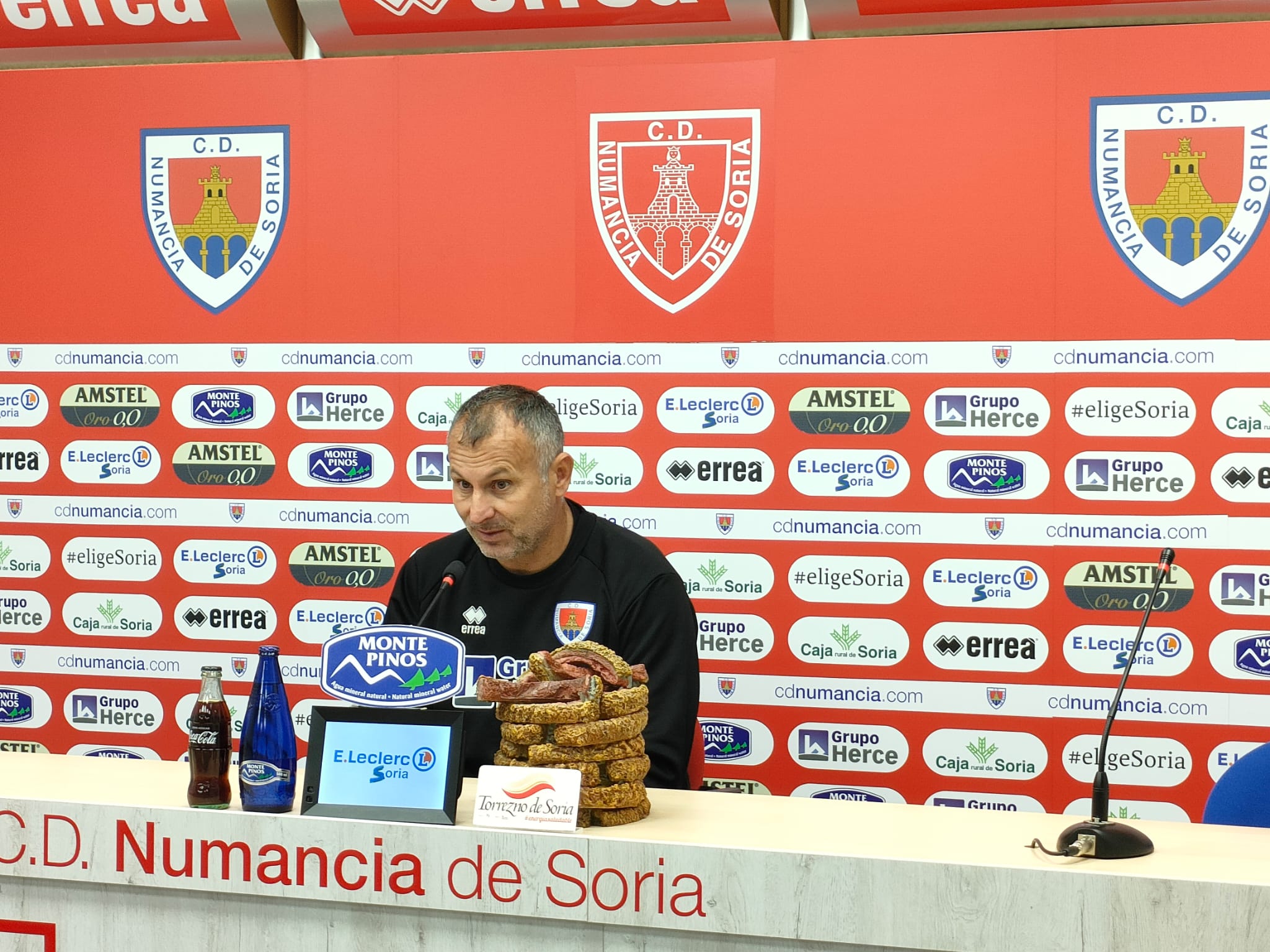 Javi Moreno, entrenador del Numancia, en rueda de prensa en Los Pajaritos.