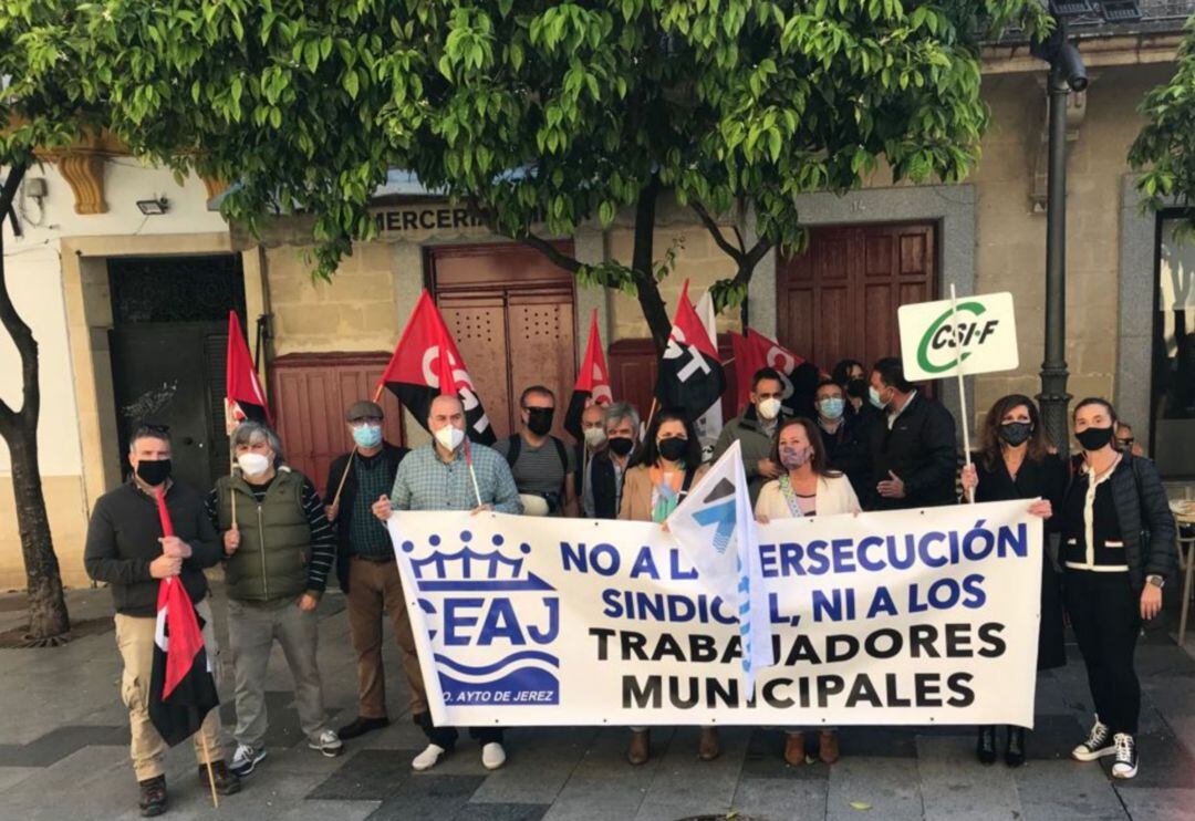 Protesta a las puertas del Ayuntamiento