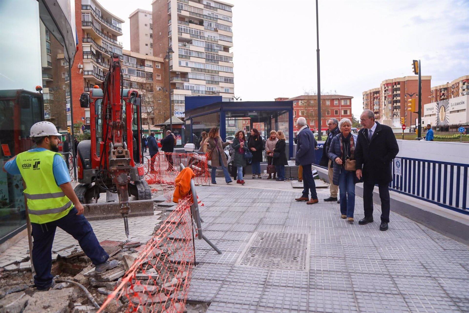 El alcalde de Málaga, Francisco de la Torre, acompañado de la concejala del distrito, Teresa Porras, visita las obras de la primera fase de urbanización del Paseo de los Tilos