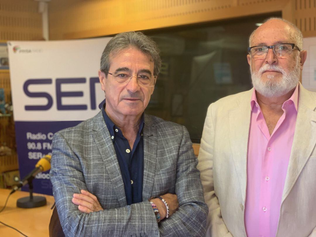 Rafael Campos y Juan Antonio Repetto, presidente de los colegios de Enfermería y de médicos de Cádiz, en los estudios de Radio Cádiz