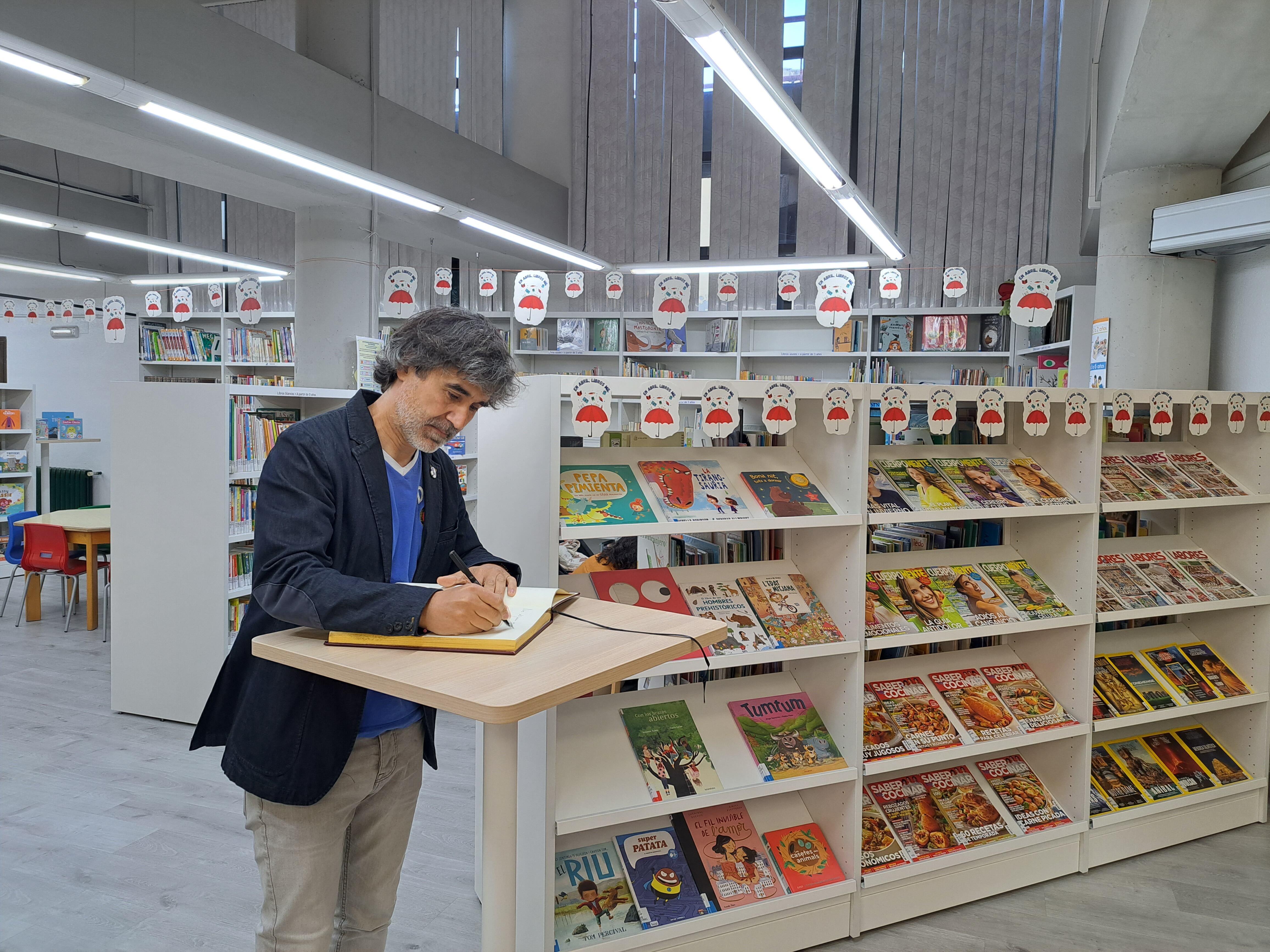 Pedro Simón firmando en la biblioteca
