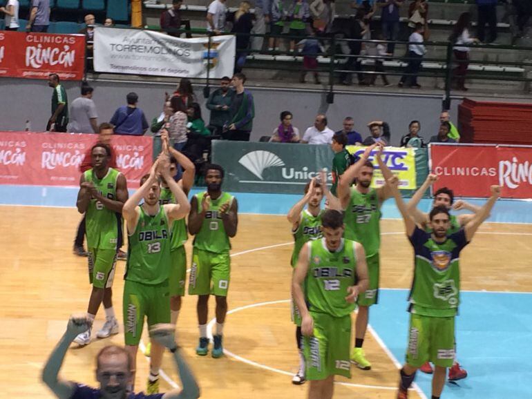 Los jugadores festejan el triunfo a la conclusión del partido