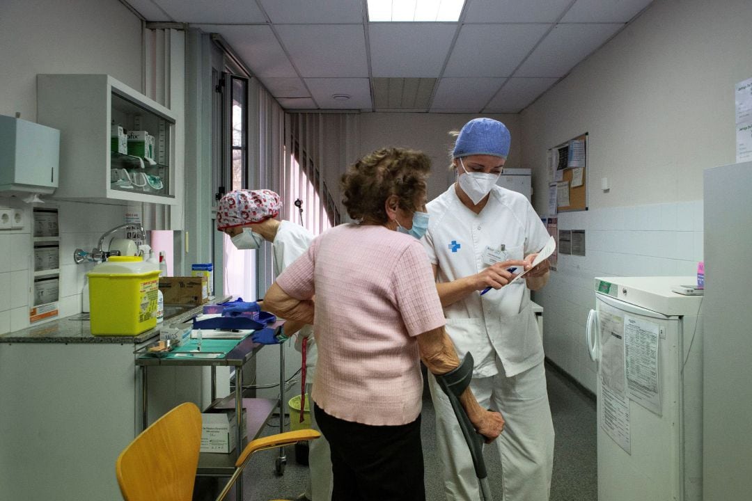 Una enfermera atiende a una persona perteneciente al grupo de vacunación de mayores de 80 años 