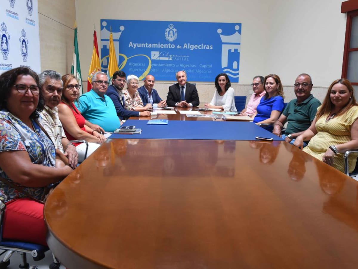 El Ayuntamento expone a los vecinos del Rinconcillo las actuaciones que va a acometer en la playa