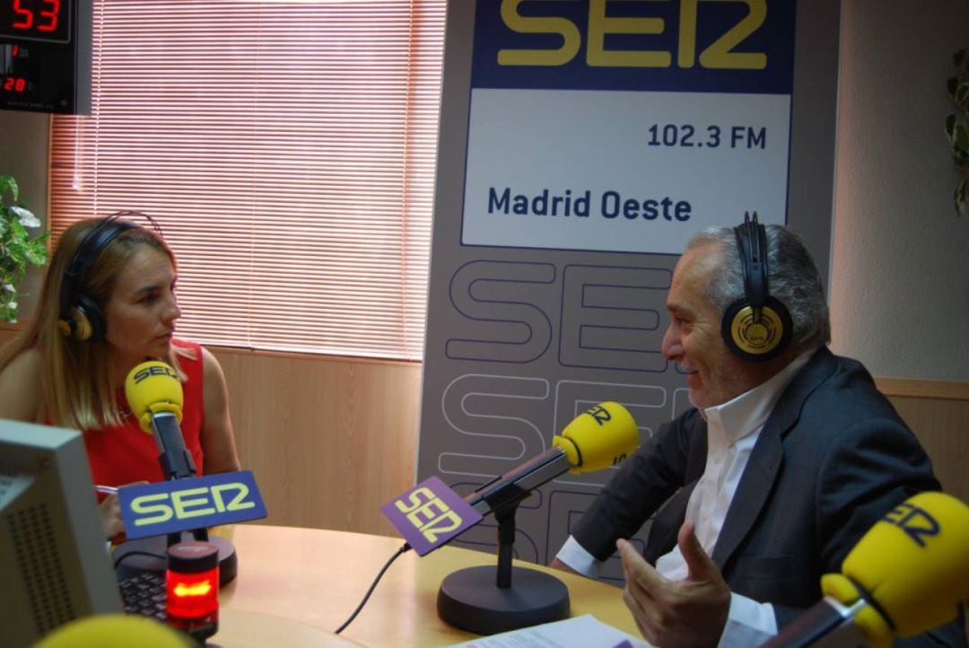 Esteban Parro, exalcalde de Móstoles, en los estudios de Ser Madrid Oeste con la directora de Hoy por Hoy Madrid Oeste, Ana Iriarte (foto de archivo)