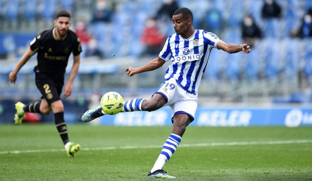 Isak remata para marcar el primer gol contra el Alavés