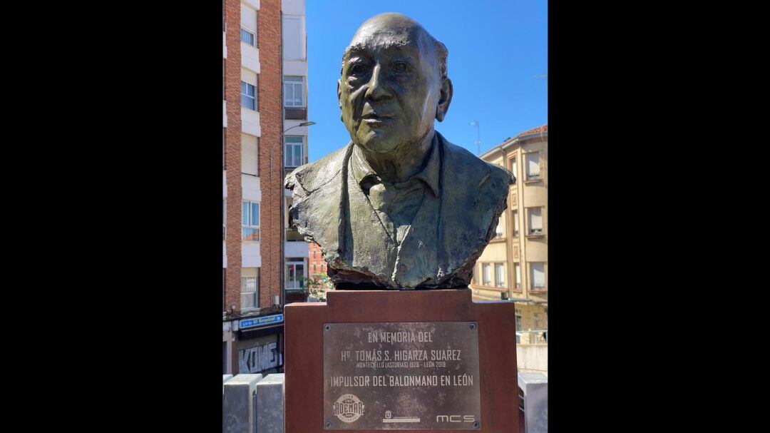 El busto del Hermano Tomas ya está al lado del colegio de los Hermanos Maristas San José 