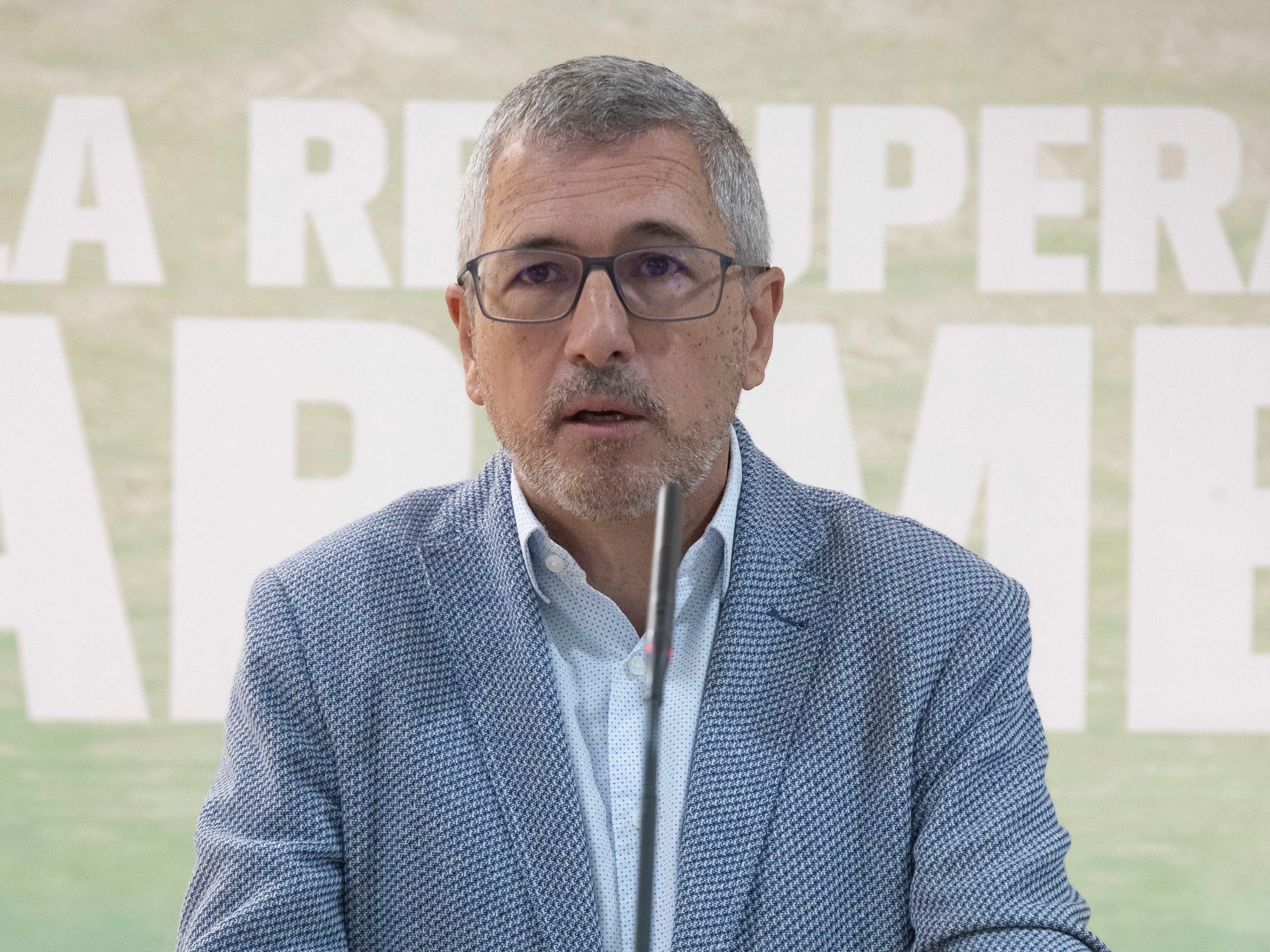 MURCIA, 16/07/2024.- El secretario de Estado de Medio Ambiente, Hugo Morán (i) atiende a la prensa tras la reunión de la Comisión Interadministrativa del Mar Menor, este martes en Murcia. EFE/Marcial Guillén
