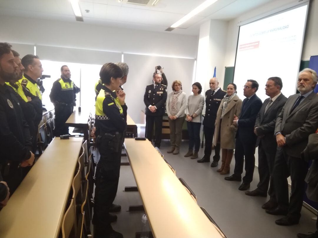 Autoridades visitan la Escuela Municipal de Seguridad Pública durante un curso para Policía Local.
