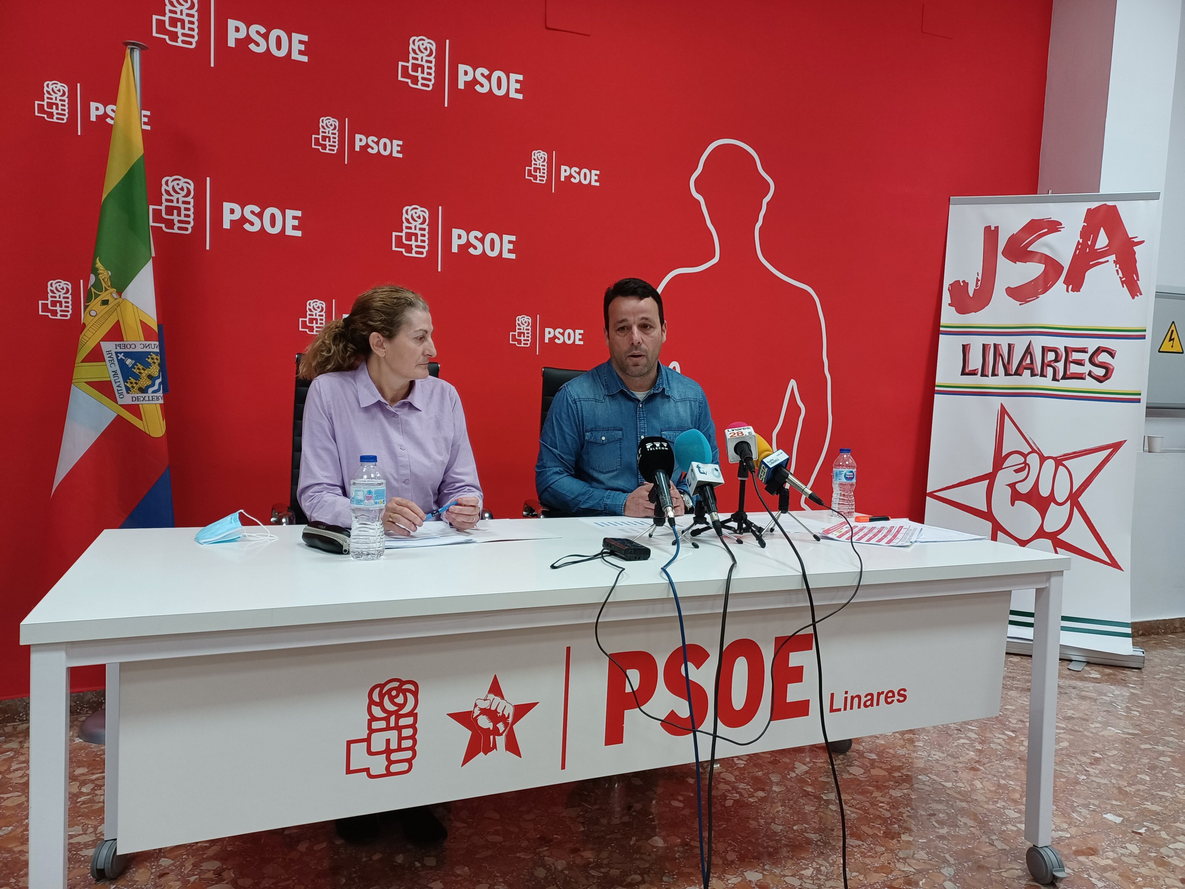 Paqui Rodríguez y Javier Perales ofrecen una rueda de prensa en la sede del PSOE de Linares.