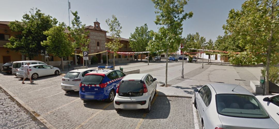 Un coche patrulla de la BESCAM en la plaza de la Constitución de San Martín de la Vega