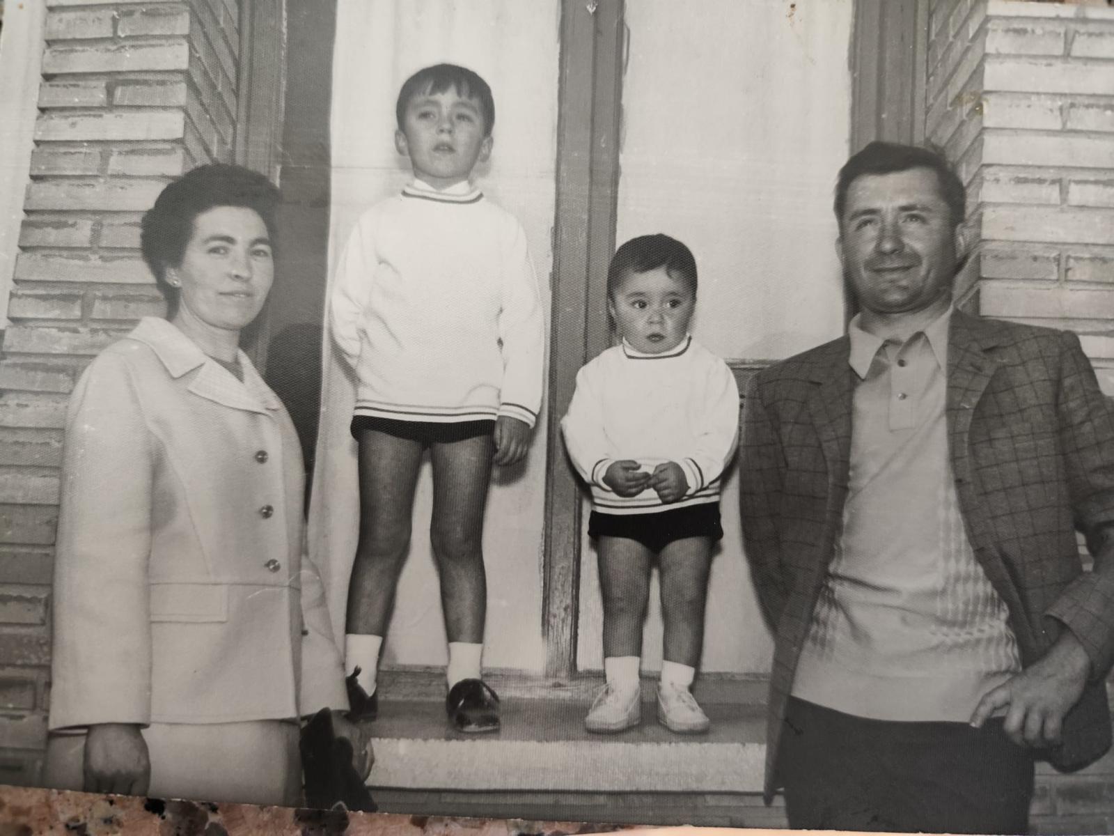 Miguel Ángel, a la derecha, en sus primeros años