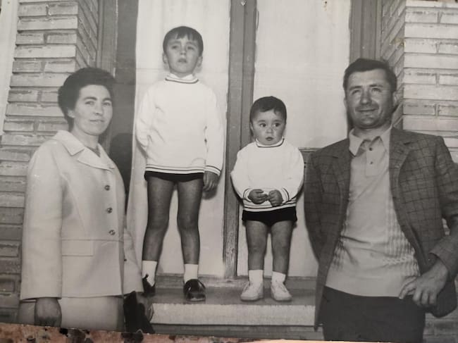 Miguel Ángel, a la derecha, en sus primeros años