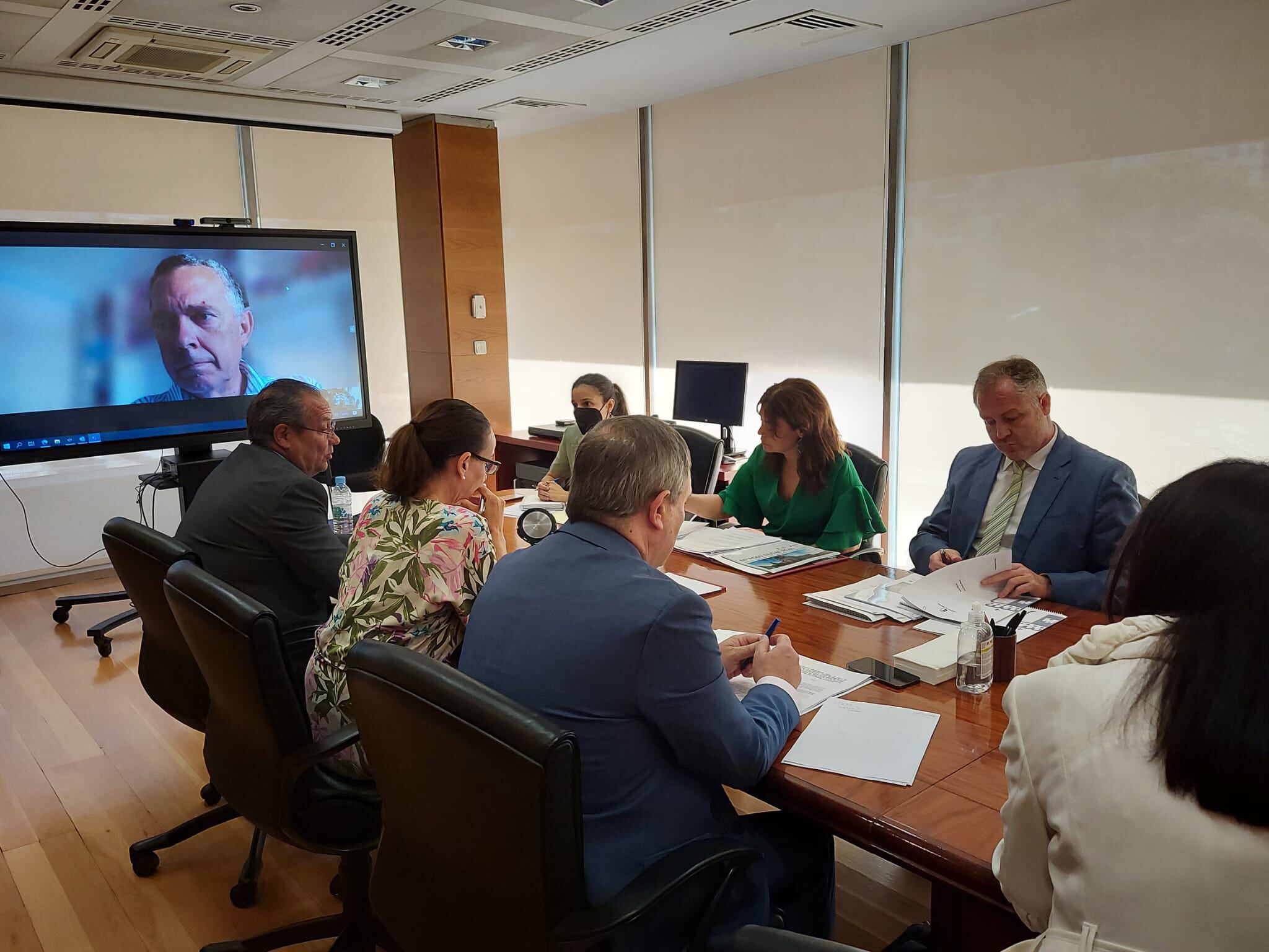 Eva María Masías, alcaldesa y Pilar Zamora, primera teniente de alcaldía, junto con el consejero de Hacienda en la reunión celebrada con representantes de la Seguridad Social