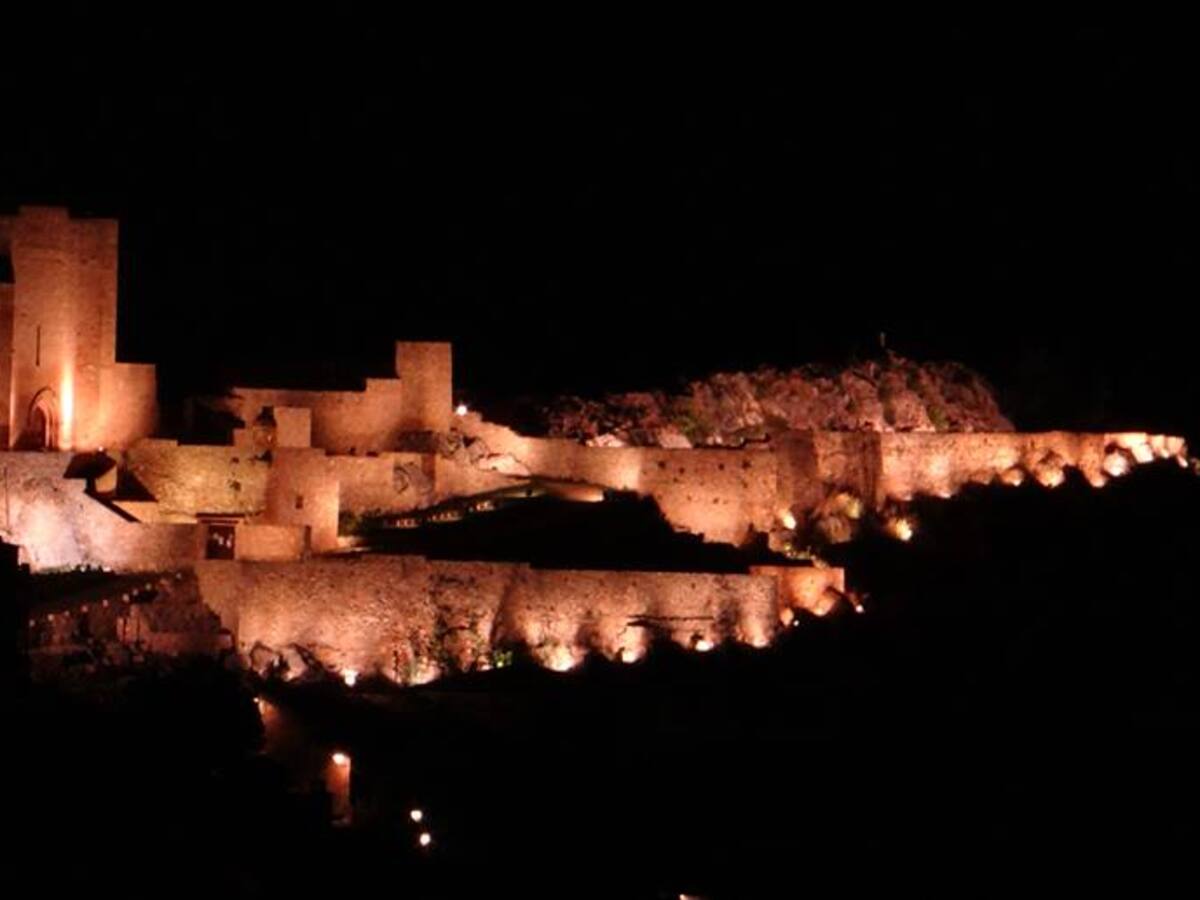 El castillo de Benabarre luce en las noches de verano