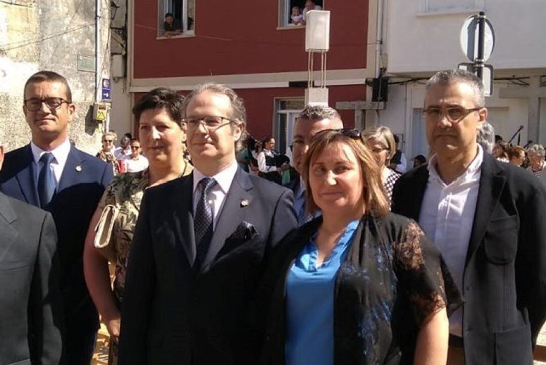 Roberto Carrero (tercero por la izquierda) junto al resto de concejales del PP de A Guarda. 