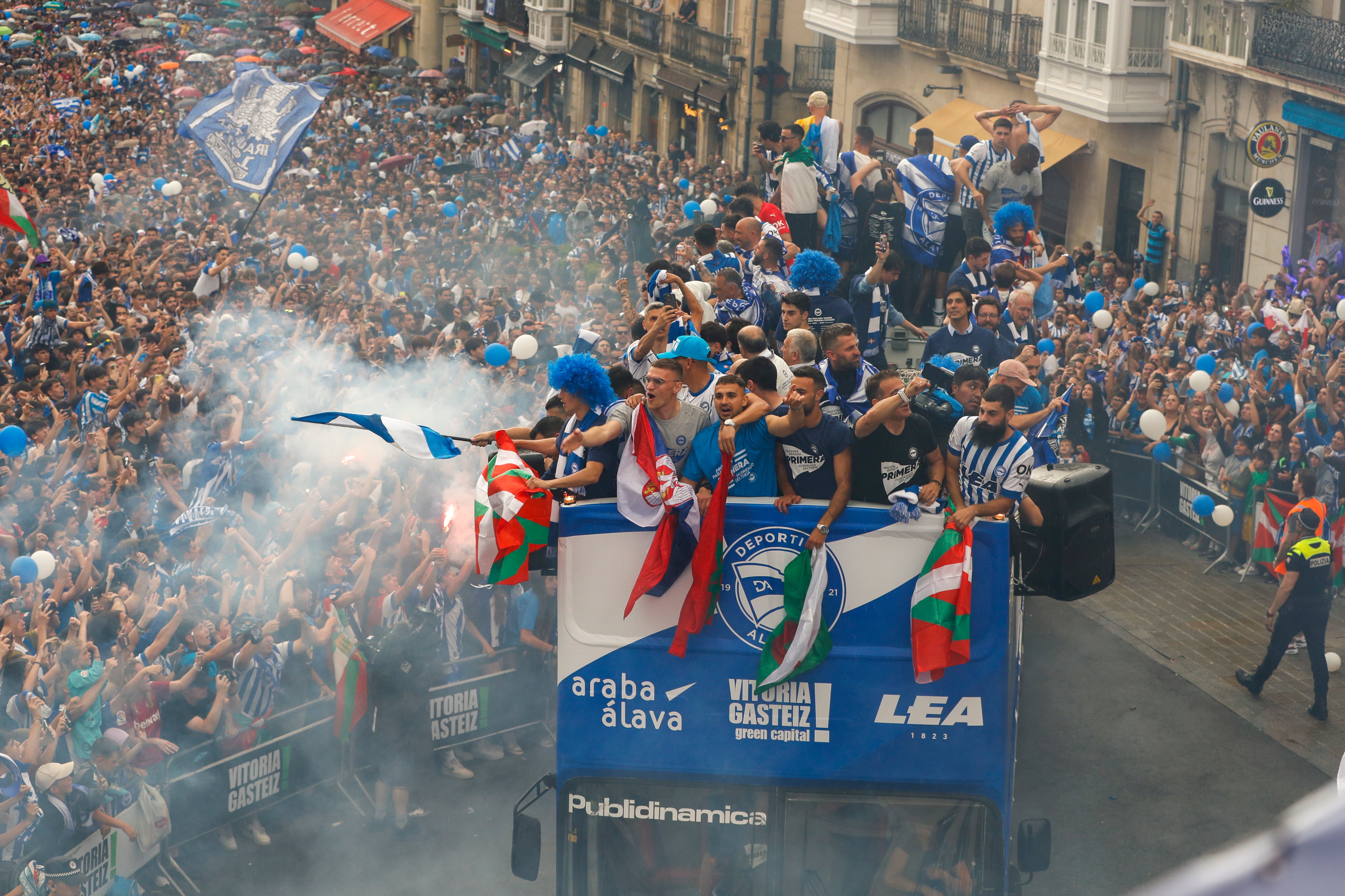 Imagen de jugadores y cuerpo técnico del Alavés por las calles de Vitoria celebrando su ascenso a Primera División en el Play Off de ascenso.