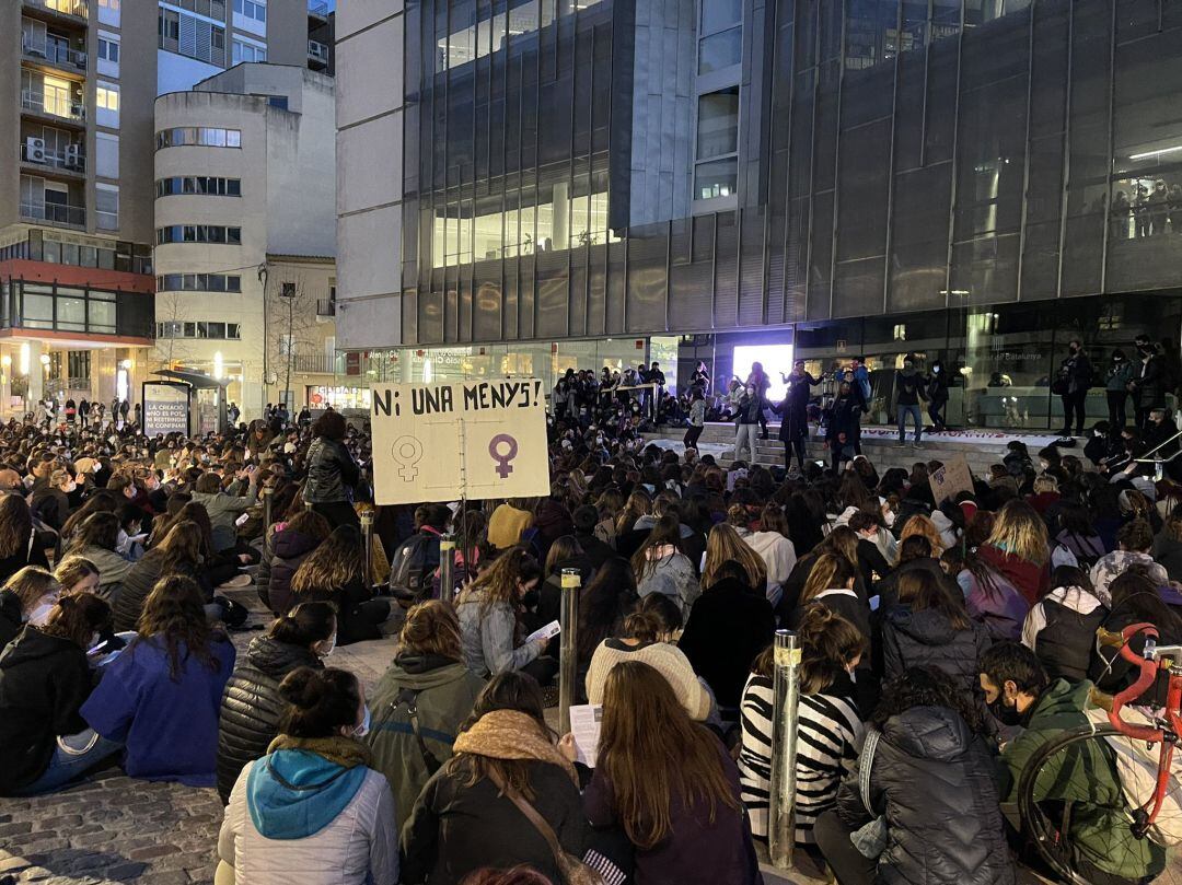 La manifestació del 8M a davant de la Delegació de la Generalitat