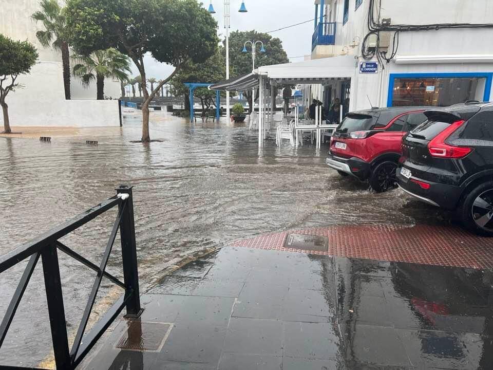 Balsa de agua en uno de los accesos al Charco de San Ginés.