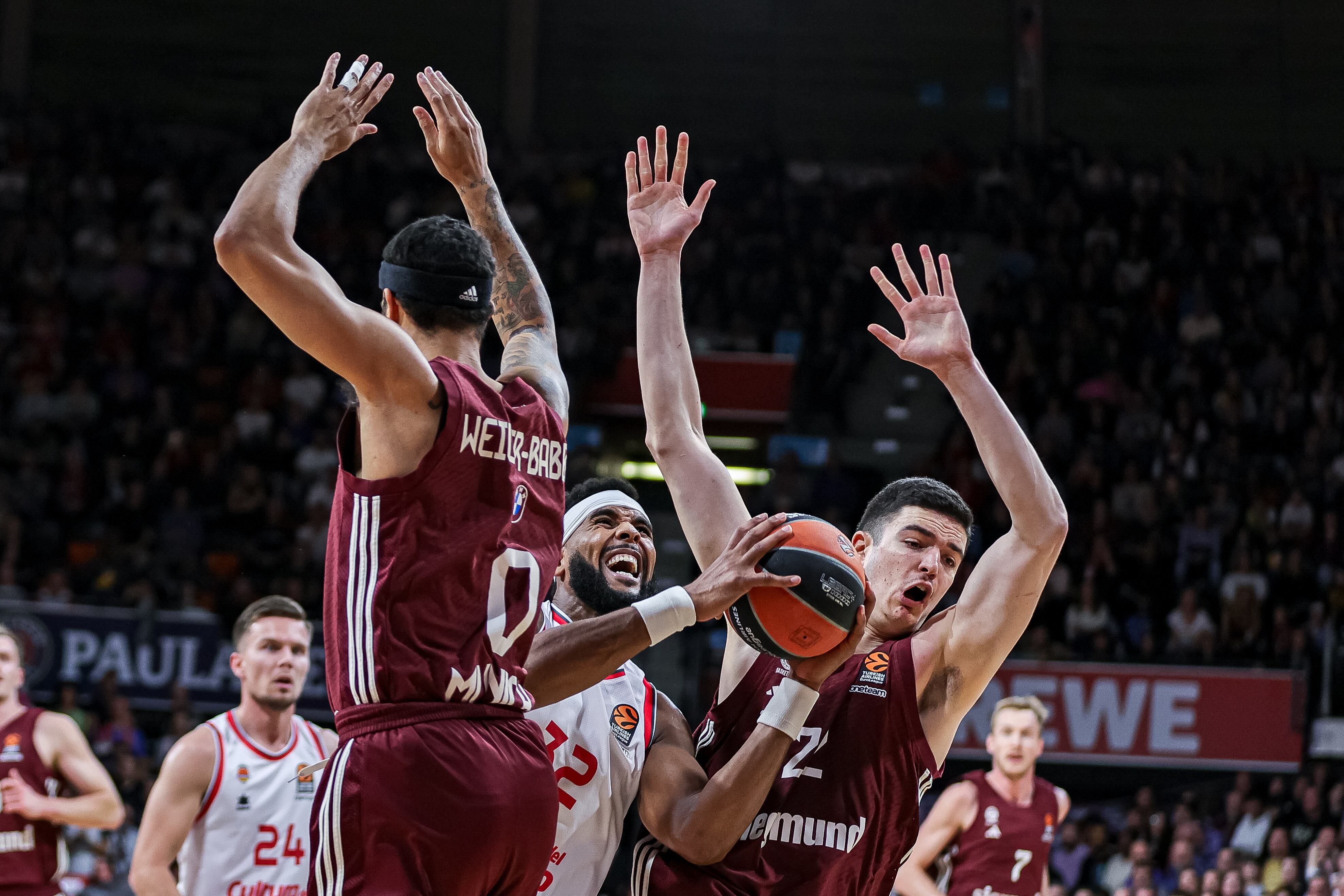 Munich (Germany), 28/12/2023.- Valencia'Äôs Brandon Davies (C) in action against Bayern'Äôs Danko Brankovic during the EuroLeague basketball match day 17 game between Bayern Munich and Valencia Basket in Munich, Germany, 28 December 2023. (Baloncesto, Euroliga, Alemania) EFE/EPA/LEONHARD SIMON