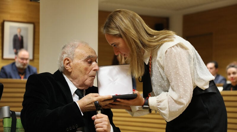 El doctor Cesar Navarro recibe de Sara Hernández, alcaldesa de Getafe, el título de hijo predilecto en el acto celebrado este jueves en el salón de plenos del ayuntamiento