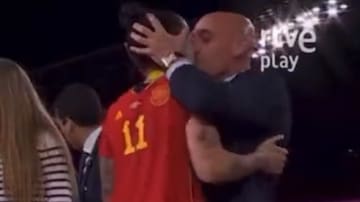 Rubiales dice que Jenni Hermoso le dijo que sí a "un piquito": esto es lo que se ve en el vídeo del momento