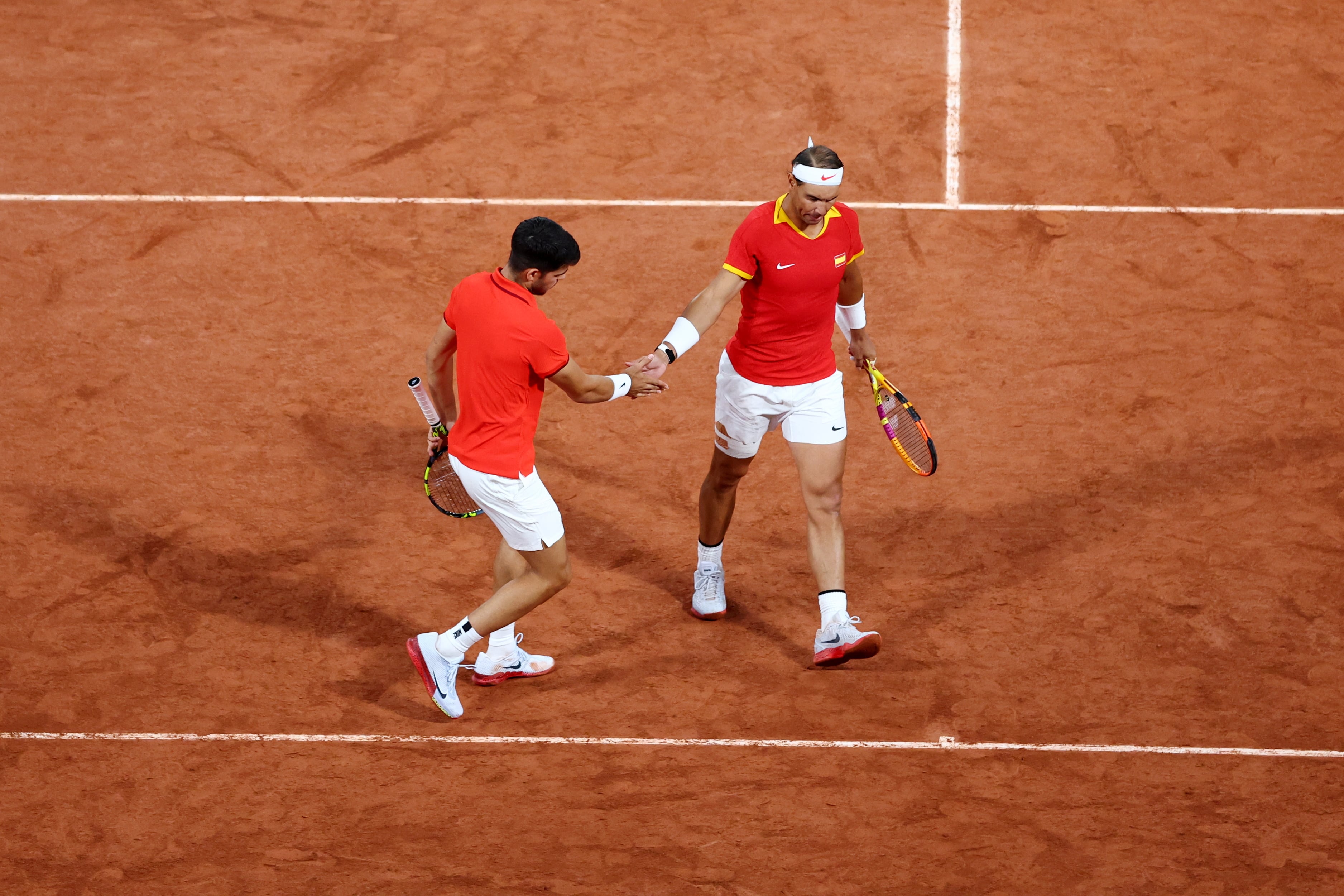 Nadal y Alcaraz celebran uno de sus puntos en la victoria ante Molteni y González