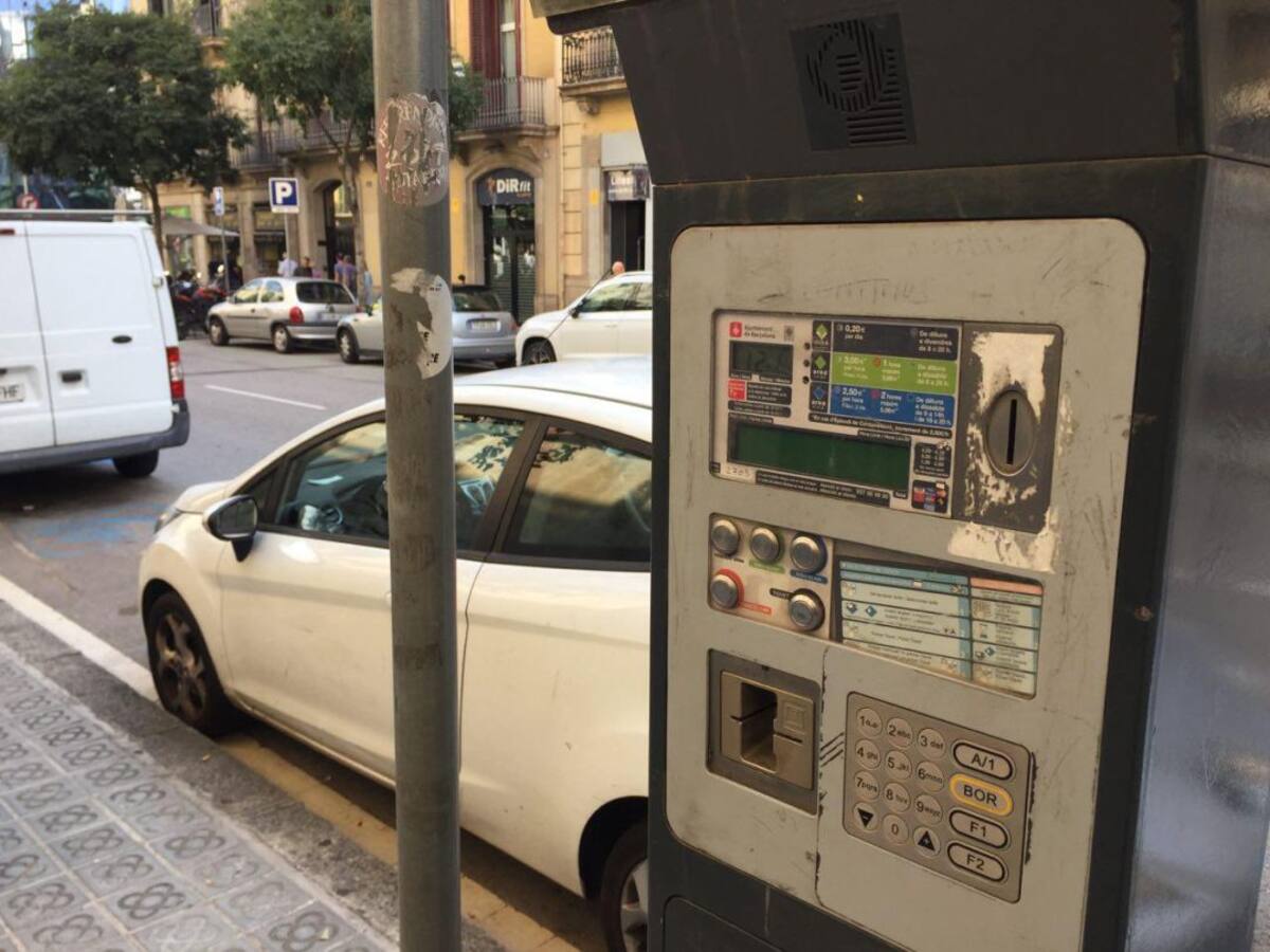 Colau vol que els vehicles contaminants paguin més cara la zona blava