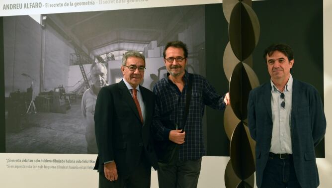 Presentación exposición Estudios de arte. (De izqda. a dcha.): Vicente Montesinos, vicepresidente de Fundación Bancaja; Jesús Císcar, fotógrafo y comisario de la muestra, y Martí Domínguez, escritor y comisario de la muestra.